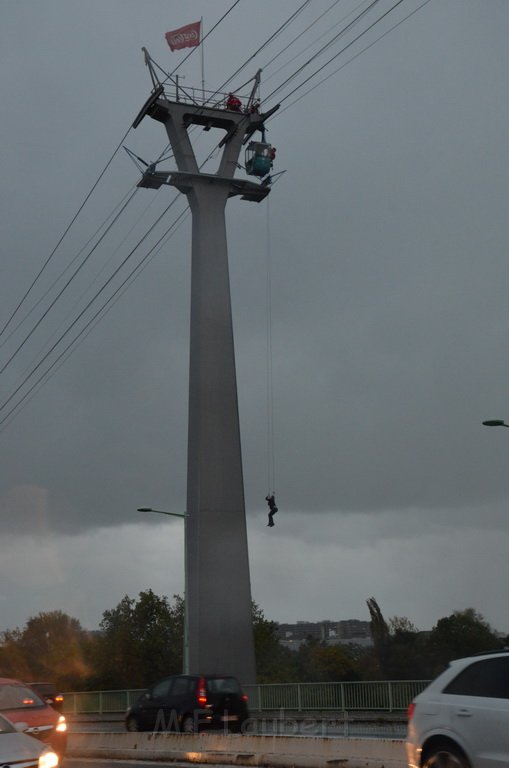 Einsatz BF Hoehenretter Koelner Seilbahn Hoehe Zoobruecke P2152.JPG